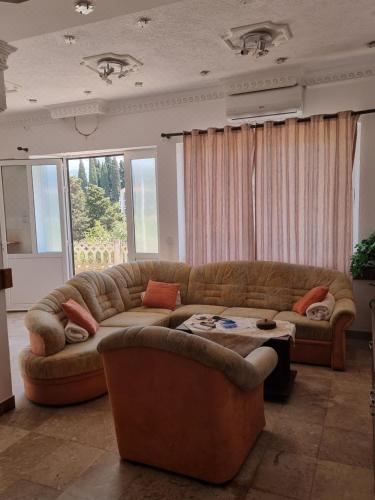 带露台的双卧室海景公寓