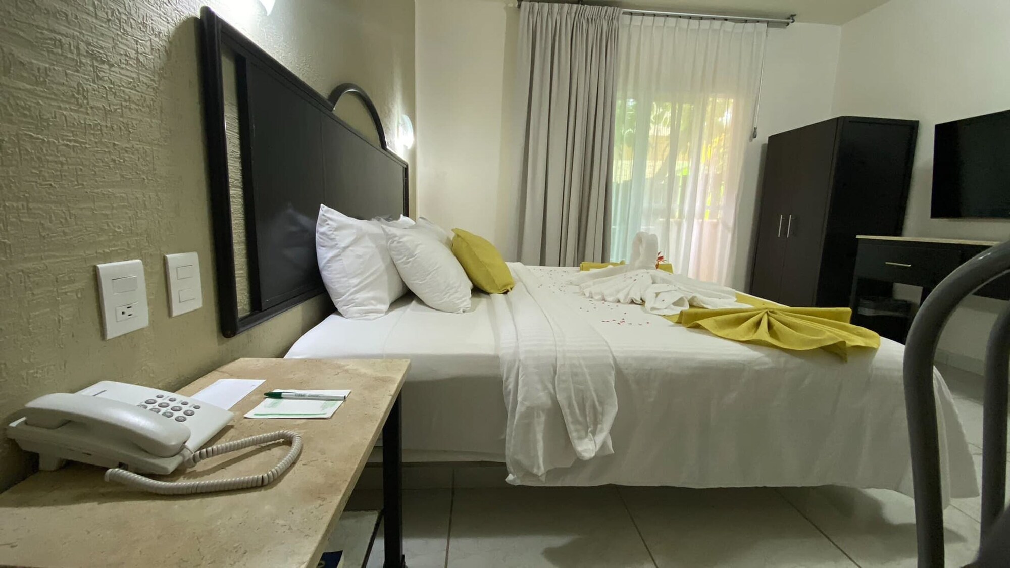 带阳台的标准特大床房