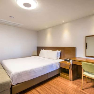 Royal Family Suite (Rates For 6 Guests, Pay Extra Person/Bed Fee At Hotel) 유니호텔 제주 쿠폰