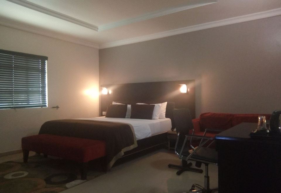 皇家双人房， 1 张大床， 无烟房， 泳池景观