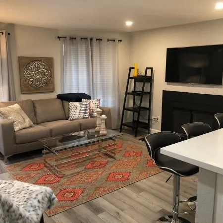 Luxury Newly Remodeled 3 Bedroom Duplex Unit Отели в г. Эверетт