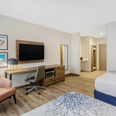 La Quinta Inn & Suites by Wyndham Miramar Beach-Destin Hotels near Emerald Coast Centre