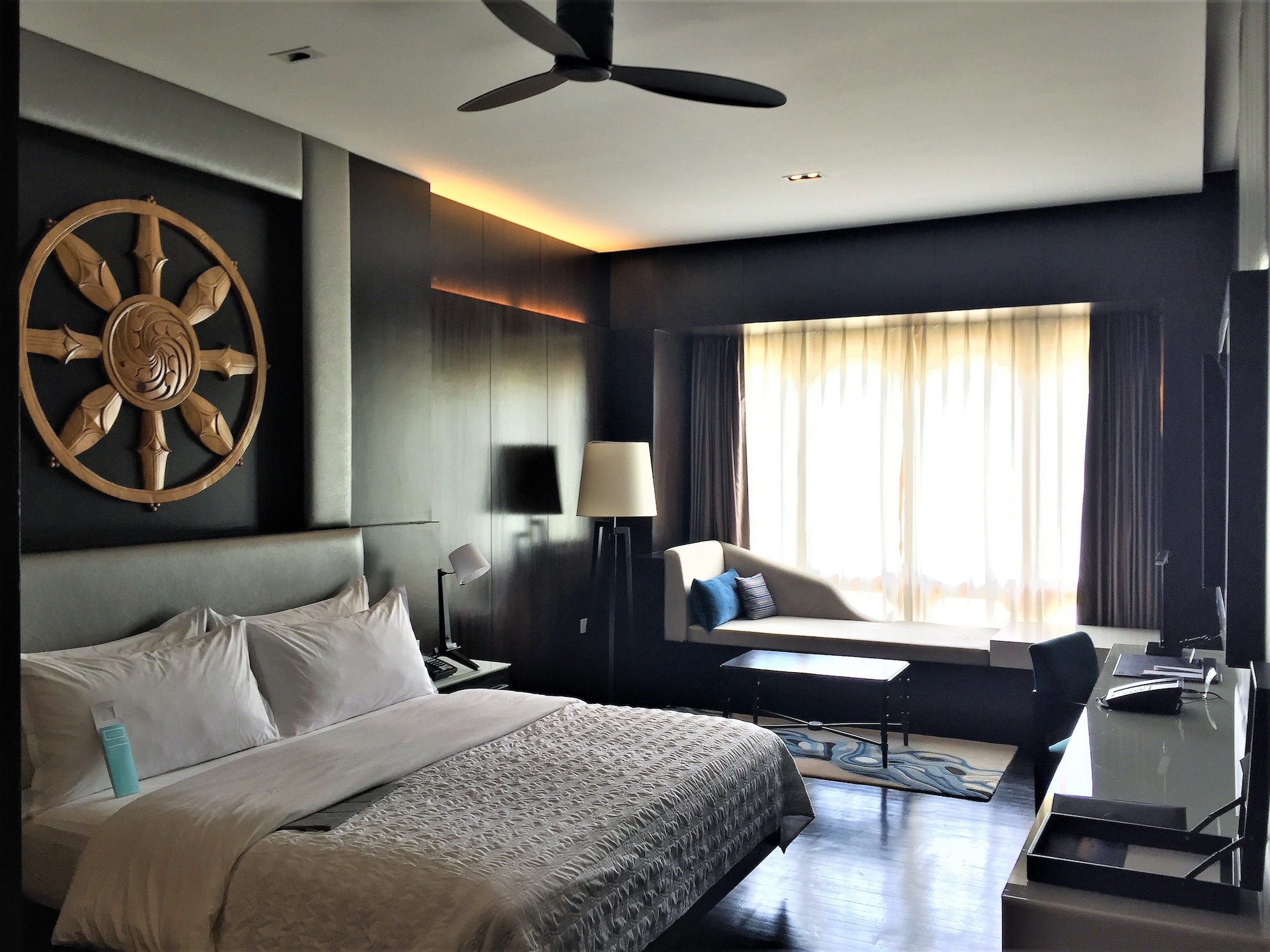 豪华特大床，较大的客房，1张特大床，带梳化床，河景