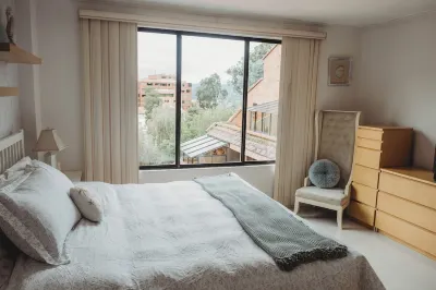 3-bedroom apartment. 10min away from CathedralTranvia stops in front of it. Hotele w: 
