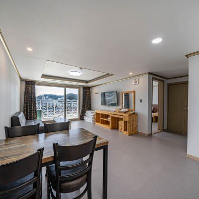Deluxe Condo (Group Room, Ocean View, Netflix, Youtube Available (Own Account)) 통영하와이호텔 쿠폰