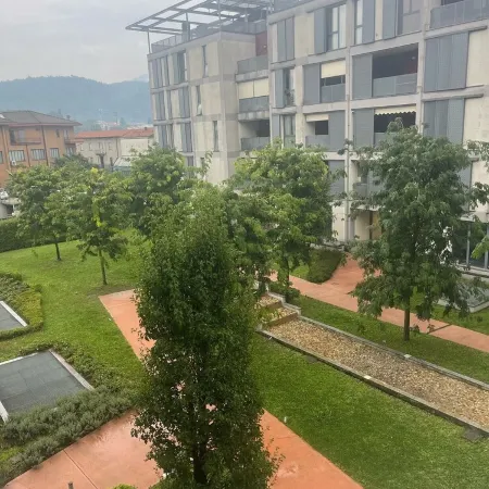 Close to downtown Como, free parking. Convenient for Switzerland.