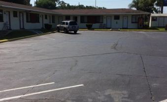 Budget Inn - Housity