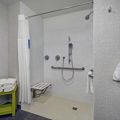 Mobility/Hearing Accessible Two Queen Room with Roll in Shower