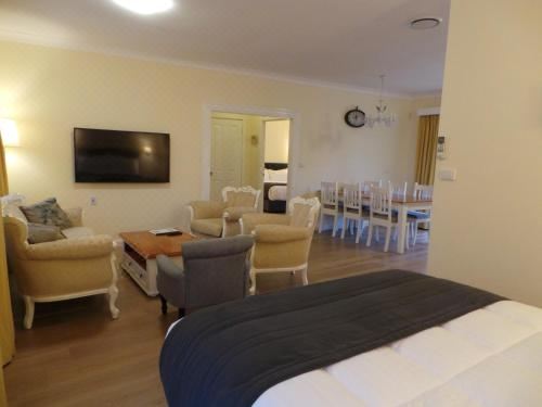 Colin's Garden Apartment