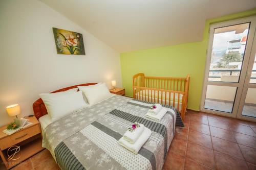 带梳化床的两卧室公寓