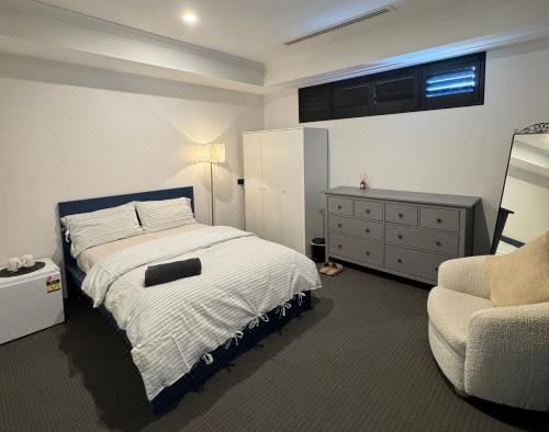 Décembre House - 24Hrs Self Check-in Shared Home-Style Accommodation in Belmont Central Extended Double Room With Shared Bathroom