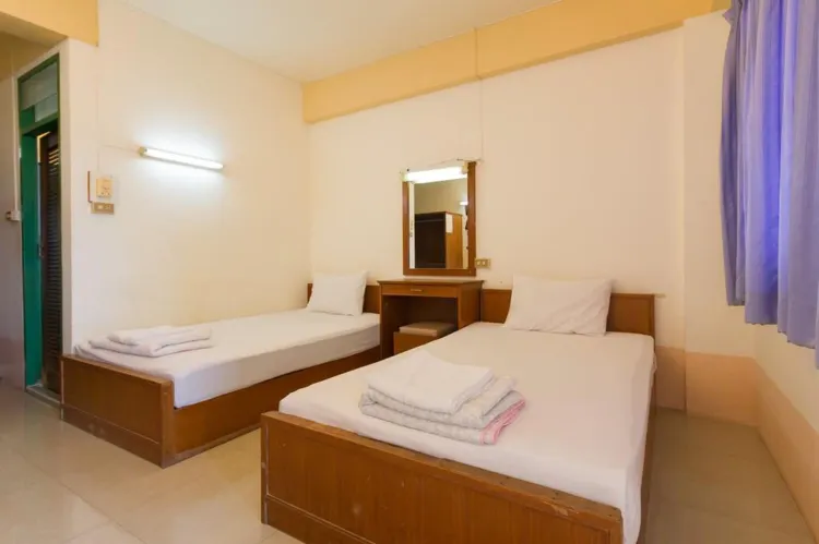 ห้องเตียงแฝดที่มีเครื่องปรับอากาศ