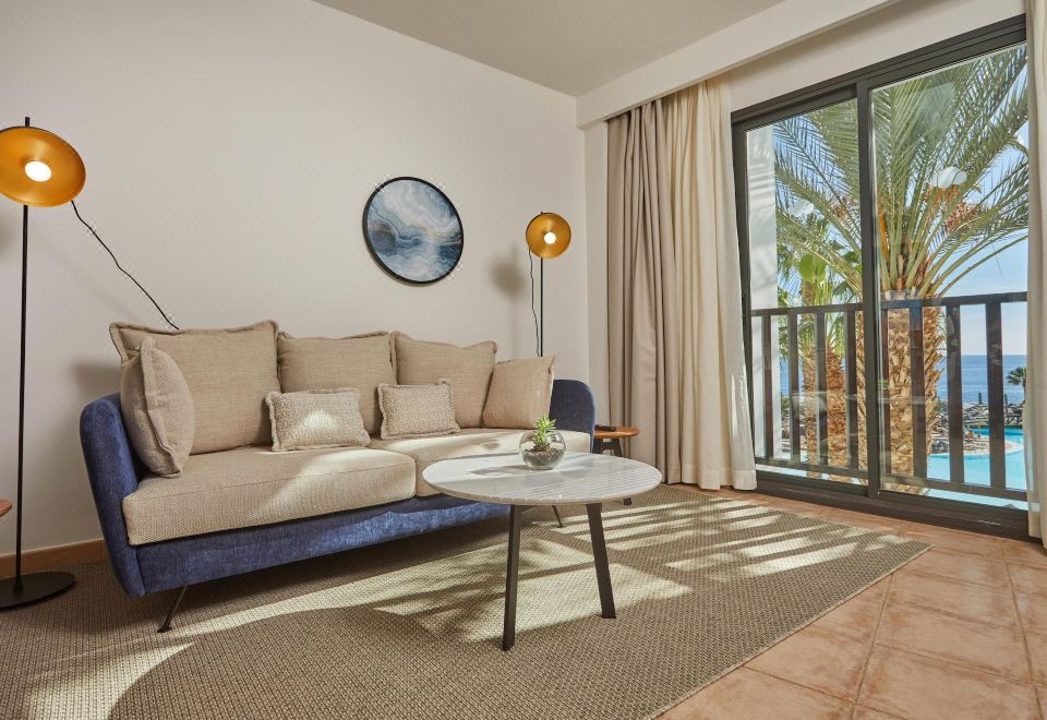 套房， 露臺， 部分海景 （尊貴俱樂部）