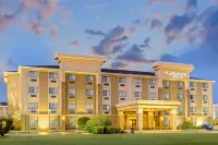 La Quinta Inn & Suites by Wyndham Midwest City - Tinker AFB Hotel di 