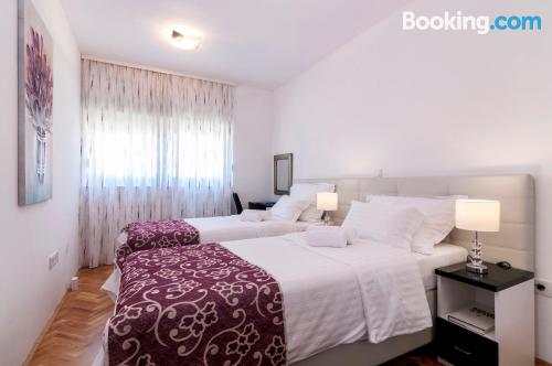 带阳台和海景的两卧室公寓