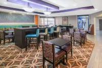 La Quinta Inn & Suites by Wyndham Memphis Airport Graceland