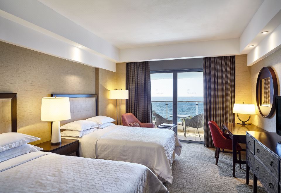 低层海滨豪华两张双人床房 （带阳台）