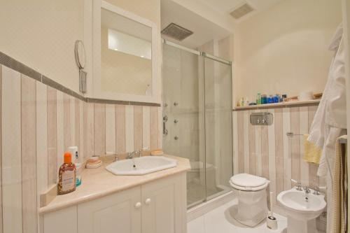 带阳台的两卧室公寓