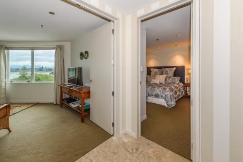 Top of the Town Bed & BreakfastKing Room with Sea View