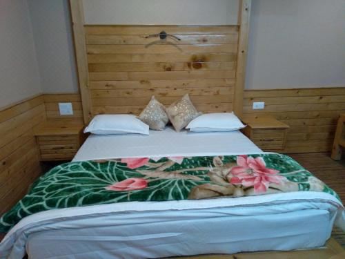 带山景的双人间