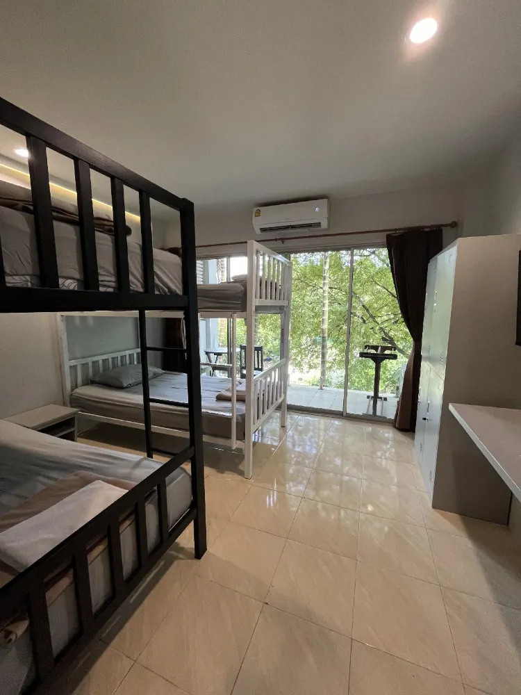 เตียงเดี่ยวในห้องพักรวม