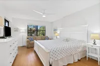 Peaceful Lakeview Condo • 2 Pools • Minutes to Img & Beaches