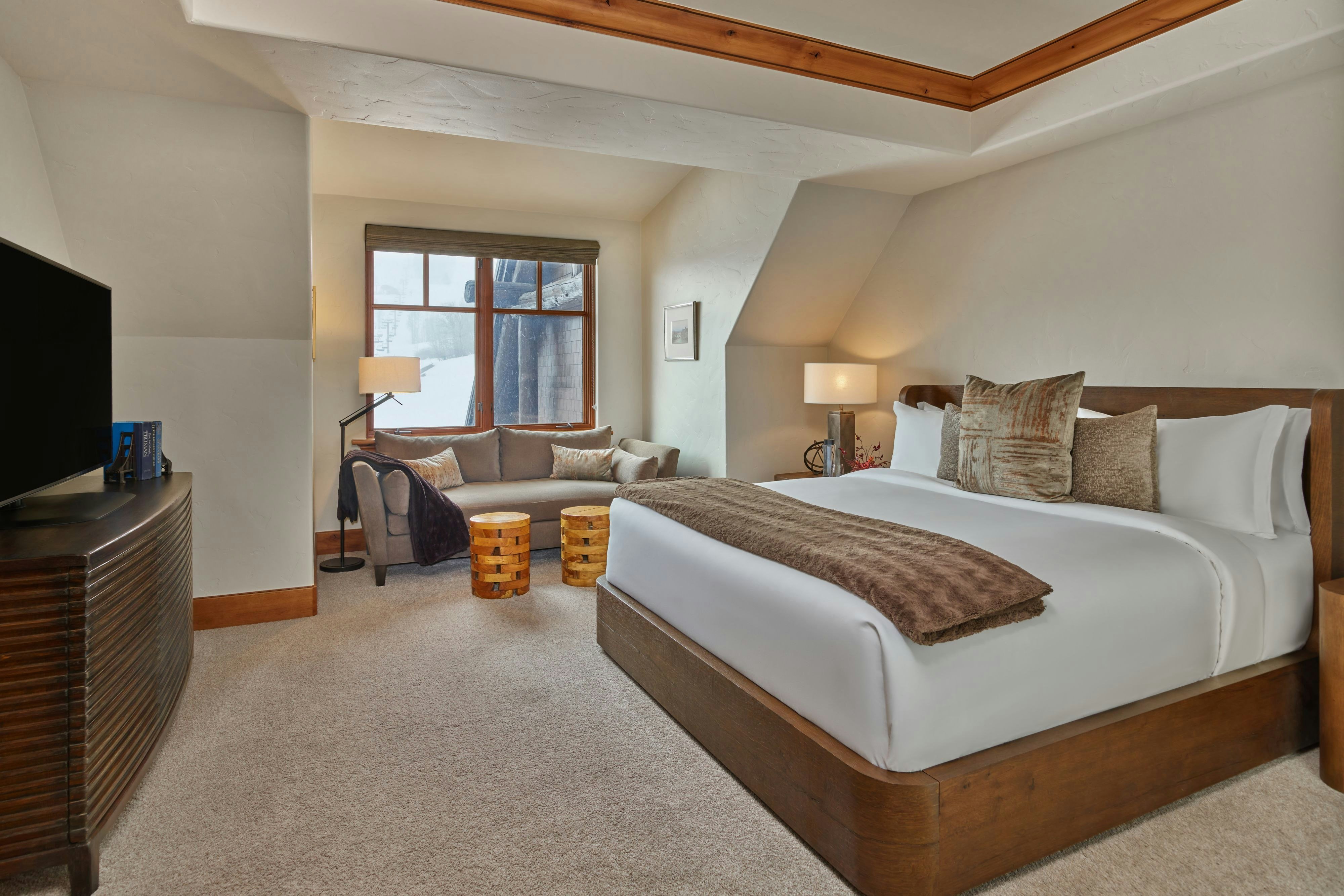 山景顶层，三卧室顶层套房，带阳台