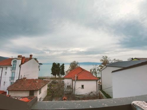 湖景一卧室公寓 - 带露台