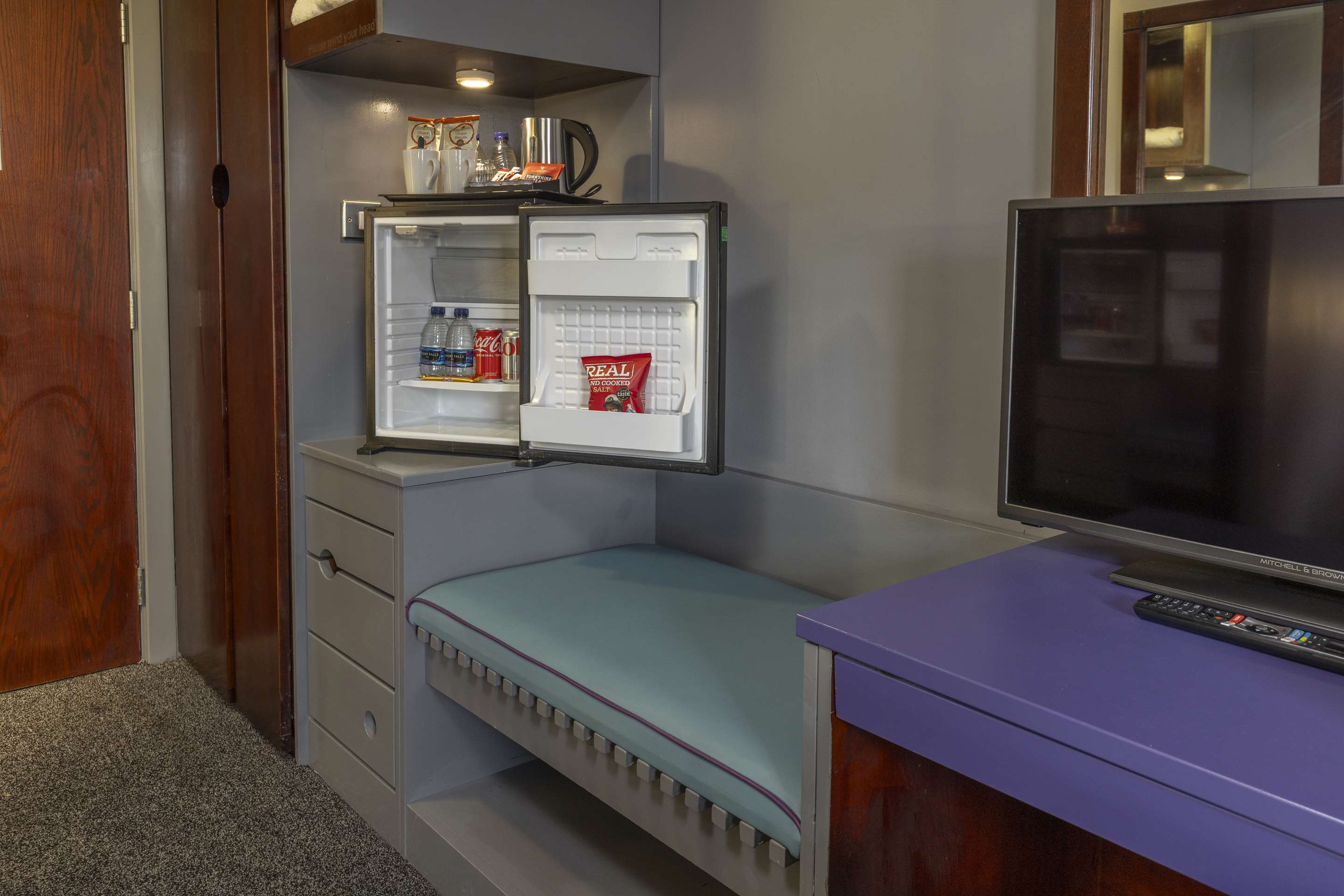 特大床无烟高级河景房，带迷你冰箱