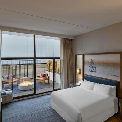 一室房，1特大床到1特大床和1大床，庭院景，露台 帕薩迪納喜來登酒店優惠