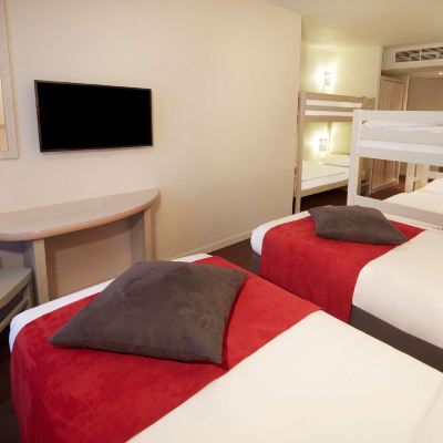 家庭房，配備 2 張單人床和 1 張雙層床，可容納 6 人 法國谷康鉑飯店優惠