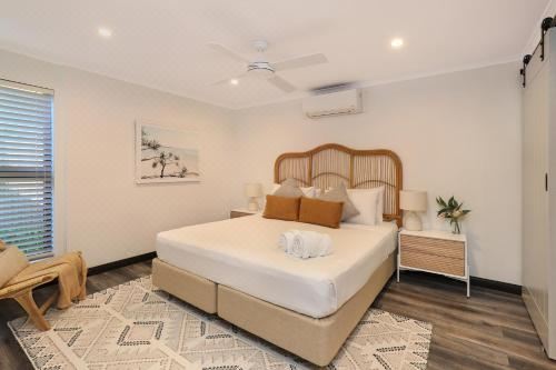 Mooloolaba Canal Home - Modern 4Bedroom with Spa, Sauna and Private Pontoon - New Proprietor 2024 Five-Bedroom House