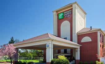 Holiday Inn Express & Suites Milford