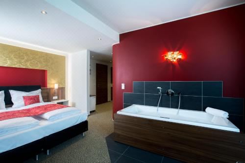 Vinotel小型套房，房内设按摩浴缸