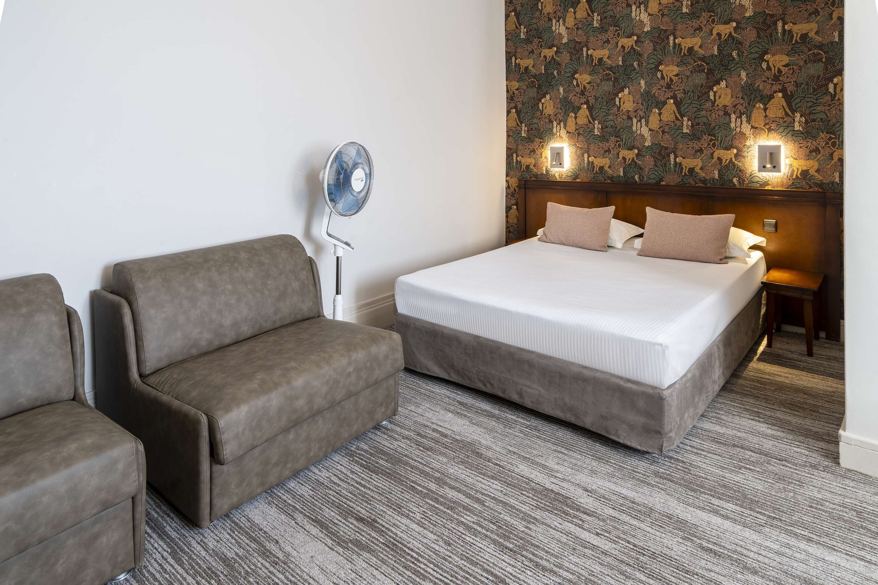 家庭间 - 1张大号床和2张单人床