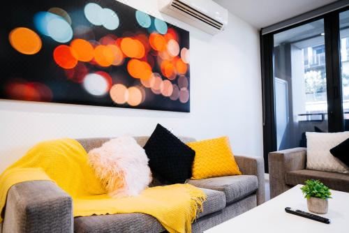 带阳台的两卧室公寓