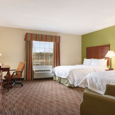 帶兩張大床和行動無障礙浴缸的單間-無煙 格林菲爾德希爾頓歡朋旅館&套房酒店優惠