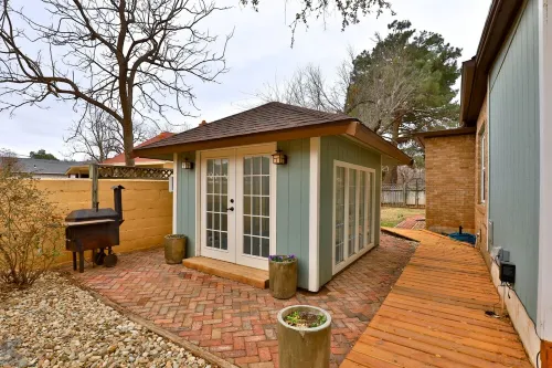 Amazing outdoor deck & kitchen, large home, central to all of Abilene!