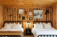 "The Lantern" Woodsy Cabin Experience w/ HotTub