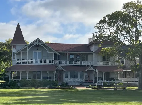 Heart of Oak Bluffs, No Car Needed! Ocean Views, Walk to Everywhere!