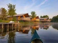 Campsite - Combined Tents with Kitchen and Bathroom Located Near a Pond Hôtels à : 