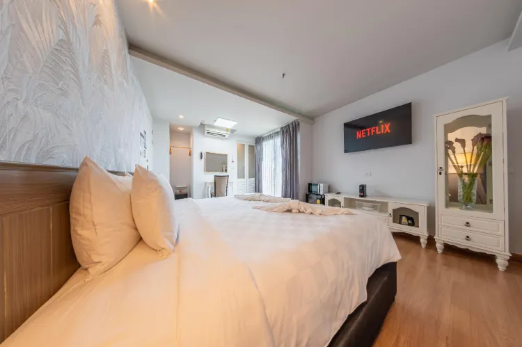 ห้องดีลักซ์ เตียงใหญ่ พร้อมวิวสวน