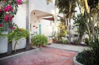 Charming rooftop bungalow 1 block from the beach!
