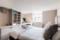 Modern   Stylish Central Bath Apartment