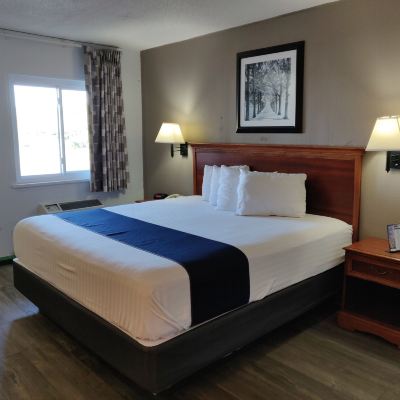 Deluxe Single Room, 1 King Bed, Non Smoking Cedar Cove Promo Code