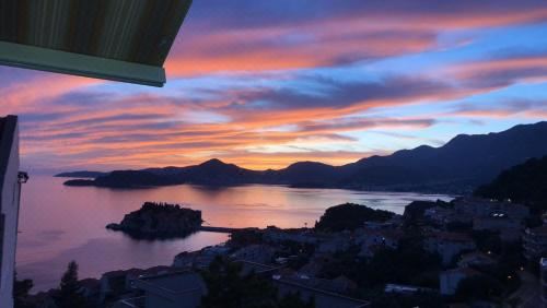 兩臥室公寓陽臺和海濱左側