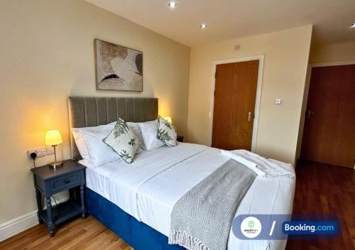 Modern 2 Bed 2 Bath Apartment Free Parking Two-Bedroom Apartment