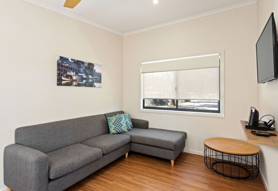 Deluxe 2 Bedroom Riverview Cabin-Sleeps 6