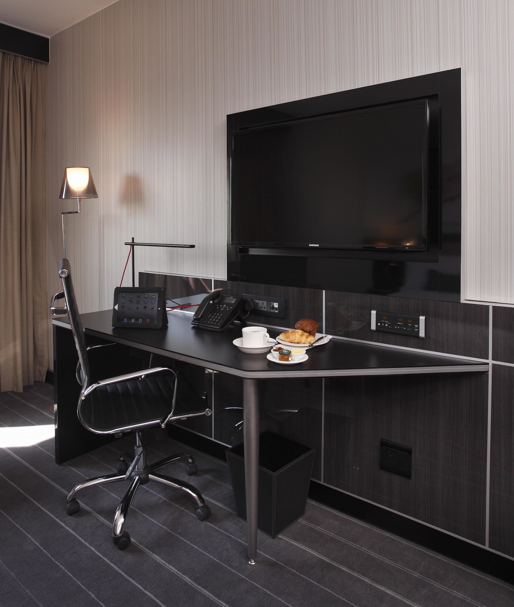 奢华客房， 1 张大床， 浴缸