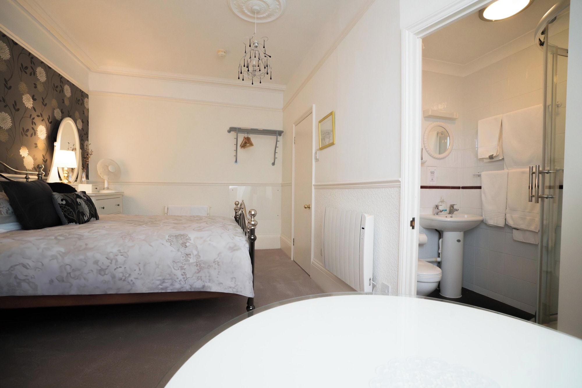 带独立衞浴的双人房（2号大床房）